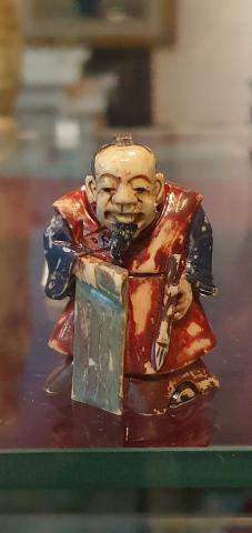 Hombre con pincel - netsuke